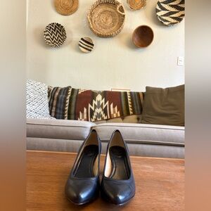 Frye Black Leather Pointed Toe Classic Pump Heel